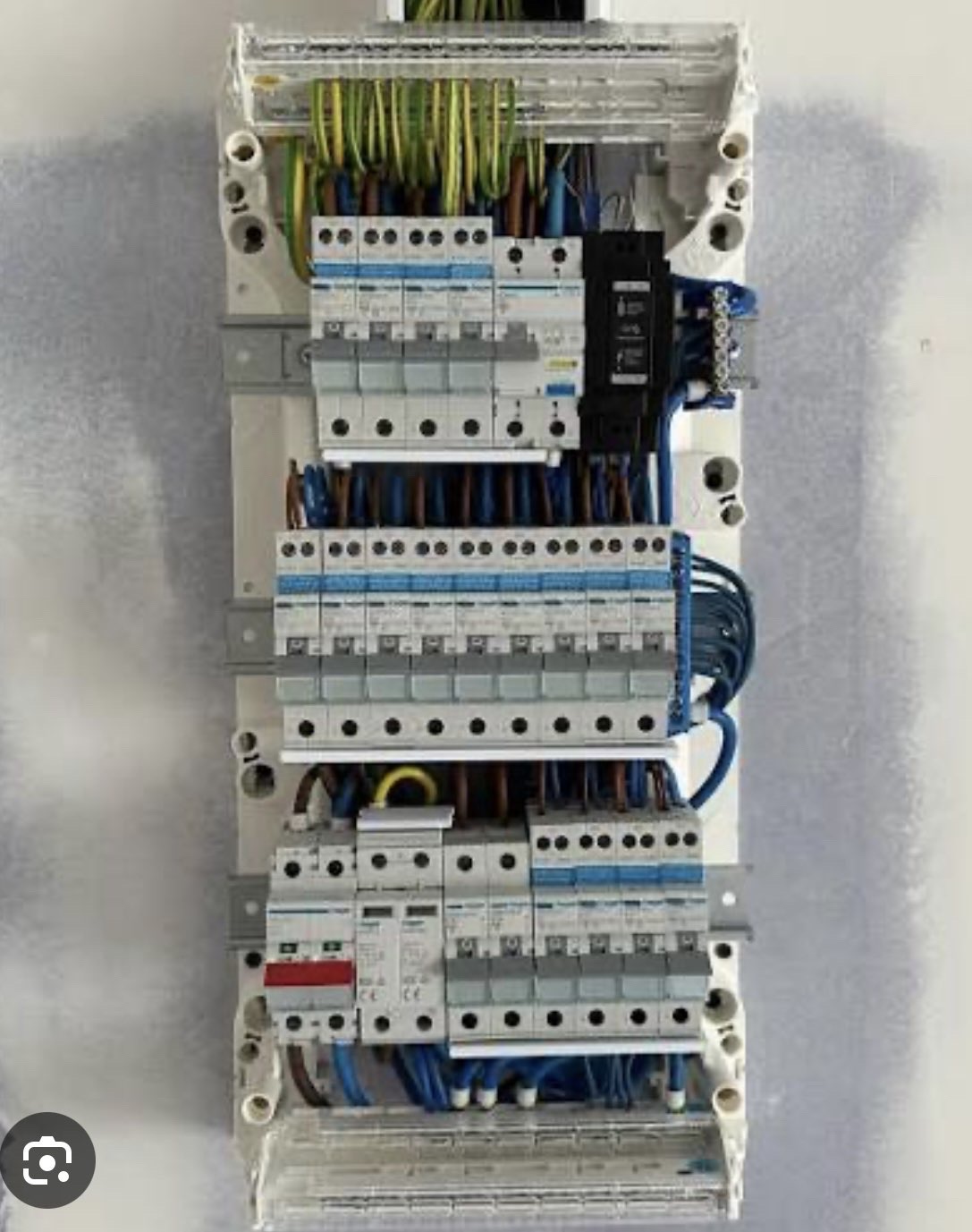 Neatly wired consumer unit